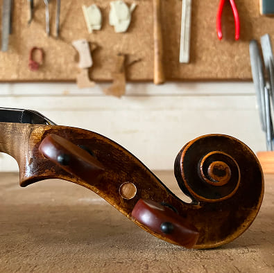 Violon-pose-au-sol-photographie.jpg